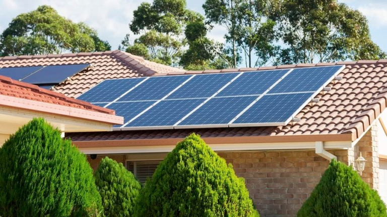 Energia Solar compensa? Saiba tudo que precisa para instalar e o quanto pode economizar